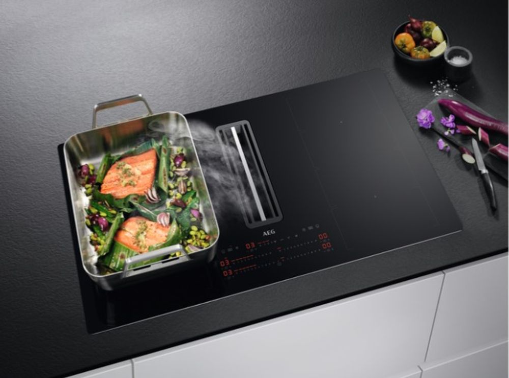 Aeg platetopp med ventilator CCE84779CB 83 cm med kullfilter